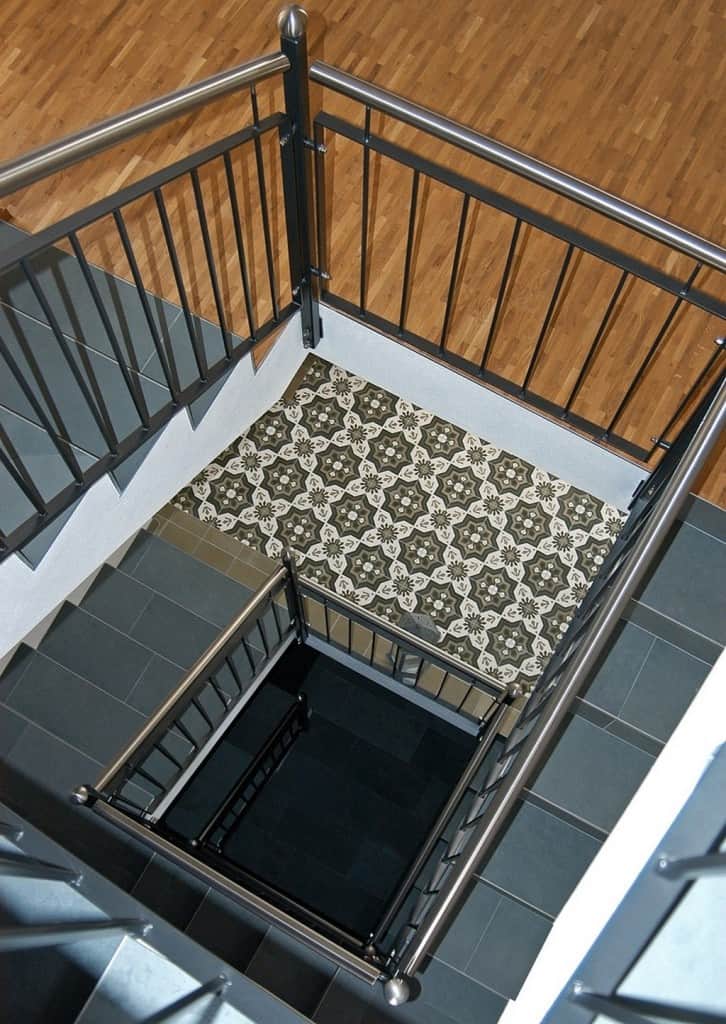 Ekskluzywne płytki podłogowe na schodach