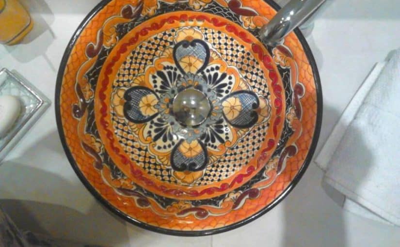 Meksykańska ceramika talavera w minimalistycznej łazience