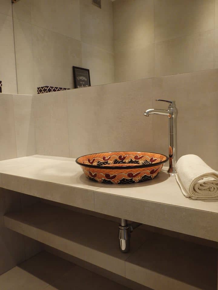 Ynes, meksykańska umywalka talavera ze sklepu Kolory Meksyku, w minimalistycznej łazience