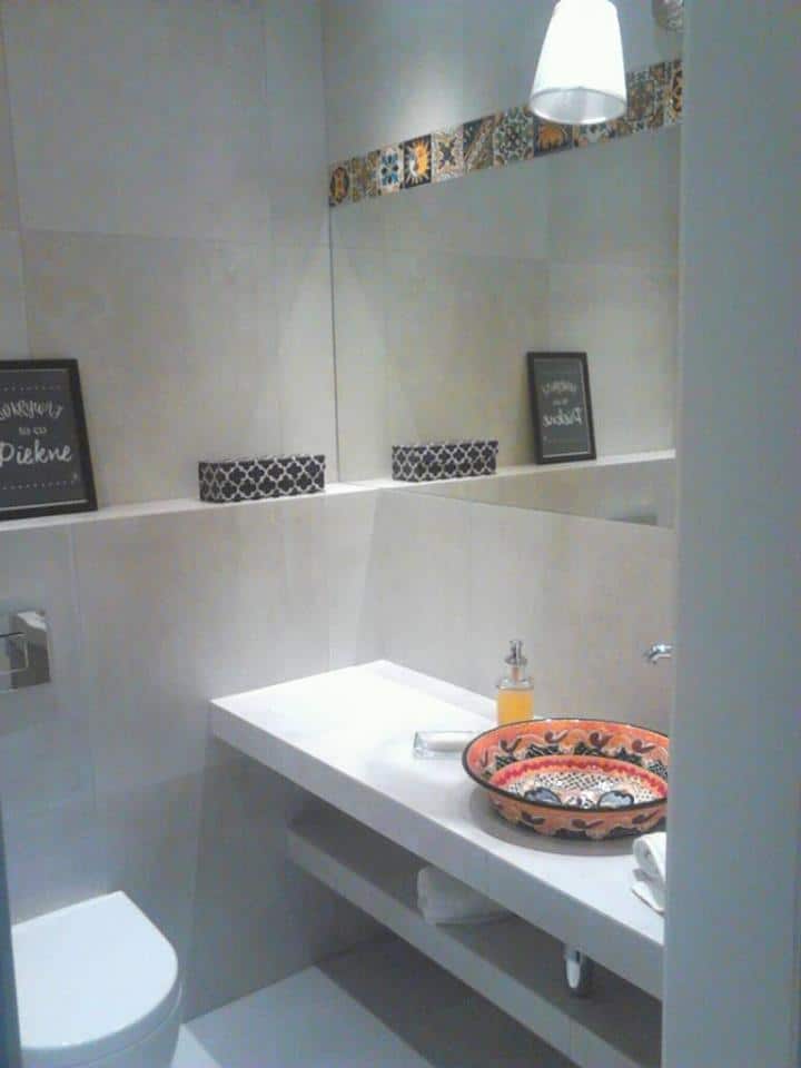 Ynes, meksykańska umywalka talavera ze sklepu Kolory Meksyku, w minimalistycznej łazience