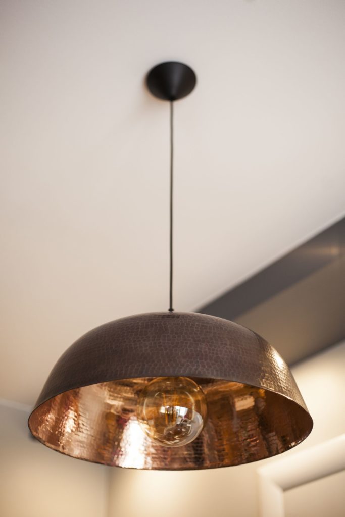 Miedziana Lampa - sufitowa lampa wisząca z ręcznie kutej miedzi 01